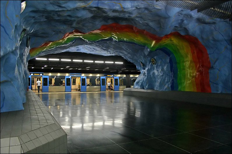 Stadion, T14. Die Station wurde sehr farbenfroh gestaltet mit blauen Gewlbe und buntem Regenbogen. 21.08.2007 (Matthias)