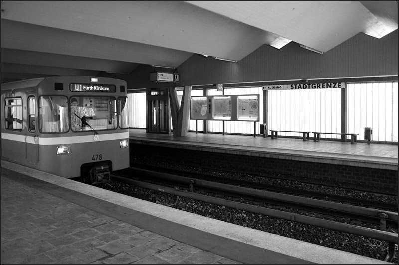 Stadtgrenze: An der Stadtgrenze Frth/Nrnberg liegt dieser Bahnhof am bergang zur Hochbahnstrecke in Richtung Nrnberg. Ab 1970 wurde der Bahnhof von der Straenbahn bedient (daher auch die Seitenbahnsteige), die Umstellung auf U-Bahn erfolgte am 20. Mrz 1982. 04.03.2008 (Matthias)