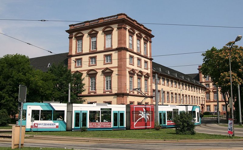Strassenbahn in Mannheim vor dem Schloss.
