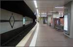 Frankfurt am Main/2635/taunusanlage-der-bahnhof-wirkt-durch-seine Taunusanlage: Der Bahnhof wirkt durch seine Einbauten auf dem Bahnsteig recht unbersichtlich. Die Fliesen rechts war ursprnglich grn und wurden 2002 grau berstrichen. 12.02.2005 (Matthias)