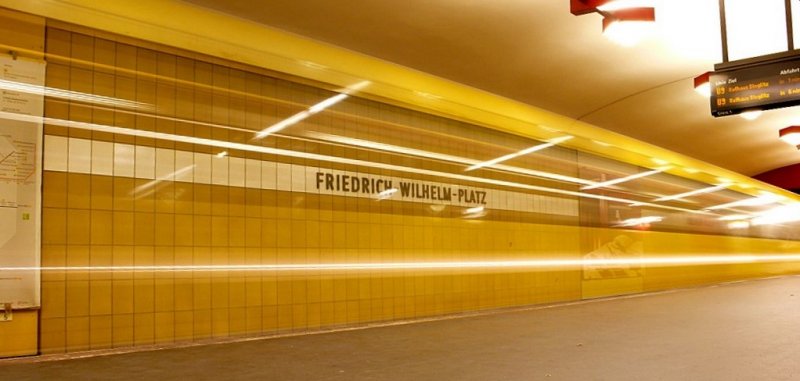 U-Bahnhof Fr.Wilhelm Platz in Berlin. Einfahrt der U9.