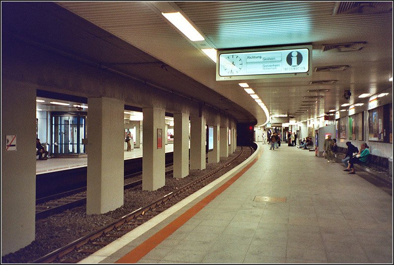 U-Bahnhof Hauptwache der Linien U1, U2, U3 (A-Strecke). Dieser Teil des zentralen Umsteigebahnhofes liegt in der dritten Tiefebene unter den Bahnsteigen der S-Bahn und der Linien U6 und U7. Erffnet wurde die erste U-Bahnstrecke in der Frankfurter Innenstadt am 04.10.1968. Befahren wurde die Strecke neben den U2-Triebwagen zustzlich auch mit angepassten Straenbahnwagen. Daher betrug die Bahnstieghhe ursprnglich nur 56 cm. Sdlich der Station Hauptwache erreichten die Straenbahnwagen ber eine provisorische Rampe die Oberflche. Scan, 09.2003 (Matthias)