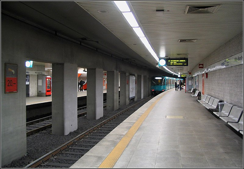 Willy-Brandt-Platz, Linien U4, U5 (B-Strecke). Diese Station liegt in der vierten Tiefebene und kreuzt den Tunnel der A-Strecke, deren Bahnsteige in der Ebene -3 liegen. Der U-Bahnhof macht einen recht  grauen  Eindruck mit seine breiten Mittelstzten und der Wandverkleidung aus Waschbetonplatten. Die Station entstand in offener Bauweise, die beiden anschlieenden Tunnelrhren in Richtung Hbf in NT. 12.02.2005 (Matthias)