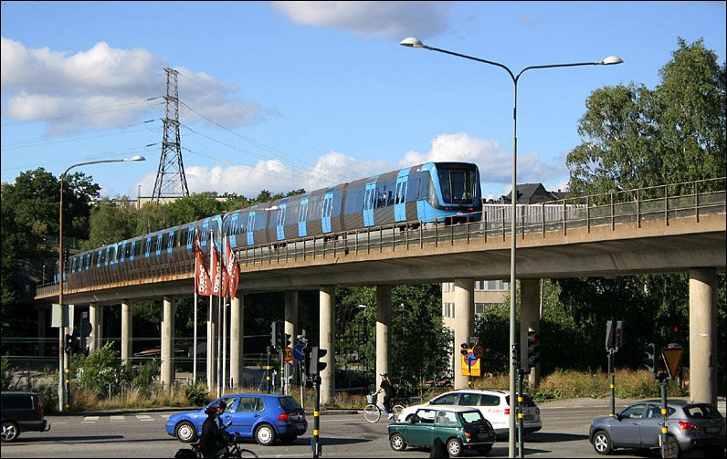 Zwischen den Stationen Grdet und Ropsten wird der Tunnel unterbrochen und die U-Bahn quert eine Talsenke mittels einer Viaduktstrecke. 27.08.2007 (Matthias)